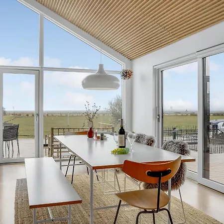 펜션 4 Bedroom Cozy In